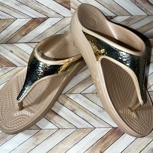 Women’s gold thick sole Croc thing flip flops
